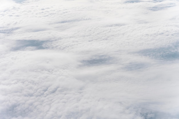 Verspreide wolken op blauwe hemel