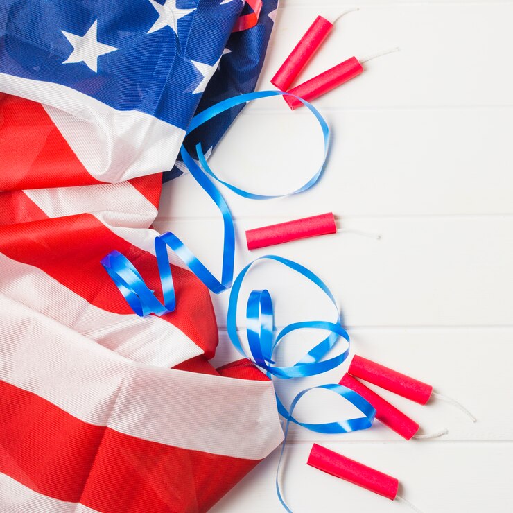 Gratis Foto verstoorde amerikaanse vlag; blauw lint en dynamiet vuurwerk op houten tafel