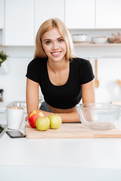 Verticaal beeld van de vrouw in de keuken