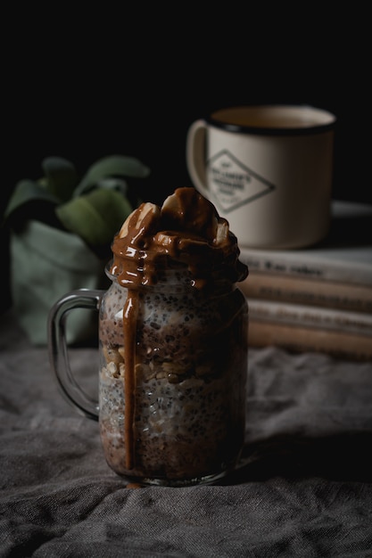 Verticaal hoog hoekschot van een heerlijke chocolade en bananendrank met chiazaden