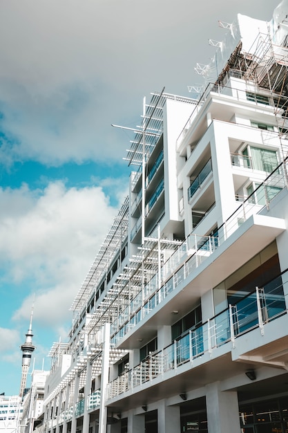 Verticaal laag hoekschot van een wit modern gebouw wat betreft de bewolkte hemel