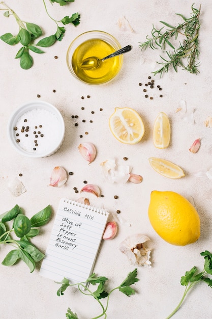 Verticaal ontsproten olijfolie met het koken van ingrediënten