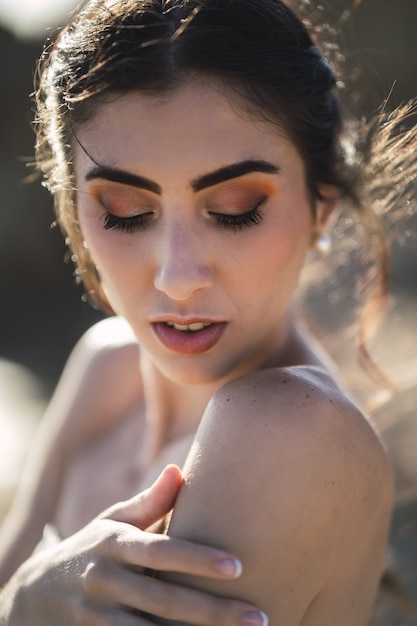 Verticaal portret van een jong kaukasisch donkerbruin wijfje met mooie make-up