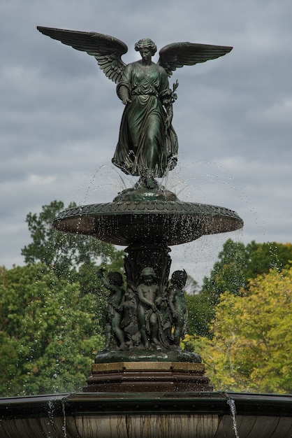 Verticaal schot van bethesda-fontein in de stad van New York, de VS met een sombere hemel op de achtergrond