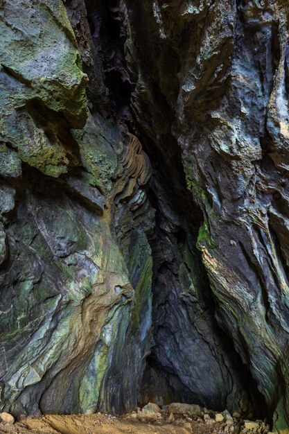 Verticaal schot van de bemoste natuurlijke rotsvormingen in de gemeente Skrad in Kroatië