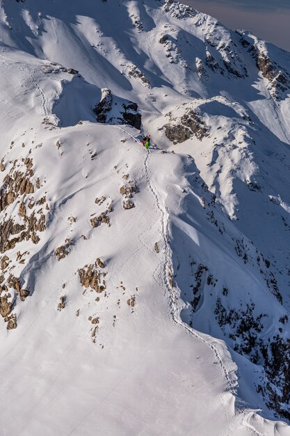 Verticaal schot van een bergachtig landschap dat in mooie witte sneeuw in Sainte Foy, Franse Alpen wordt behandeld