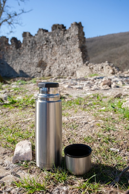 Verticaal schot van een fles zoet water in verlaten kasteel in Istria, Kroatië