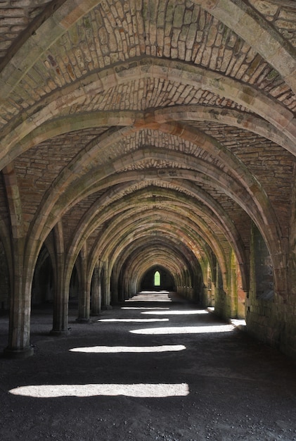 Verticaal schot van een kelder in Fountains Abbey, Yorkshire, Engeland