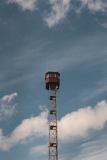 Verticaal schot van een uitkijktoren en een blauwe hemel