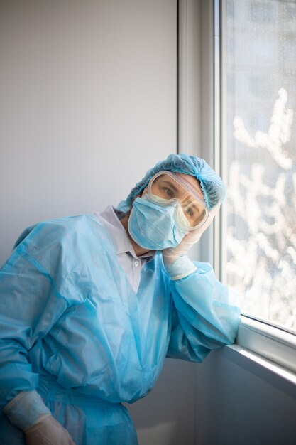 Verticaal schot van een wijfje dat een medisch personeelsbeschermingsmiddel draagt