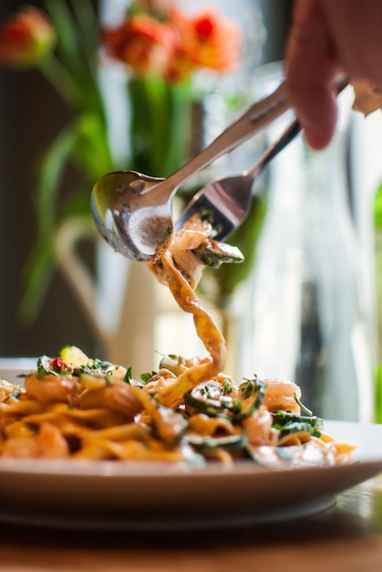 Verticaal schot van heerlijke pasta in een witte plaat