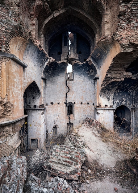 Verticaal schot van kerkruïnes in Tbilisi, Georgië