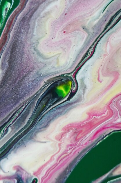 Verticaal schot van kleurrijke abstracte verf in het water