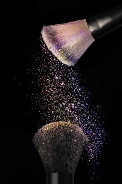 Verticaal schot van make-upborstels op zwart oppervlak