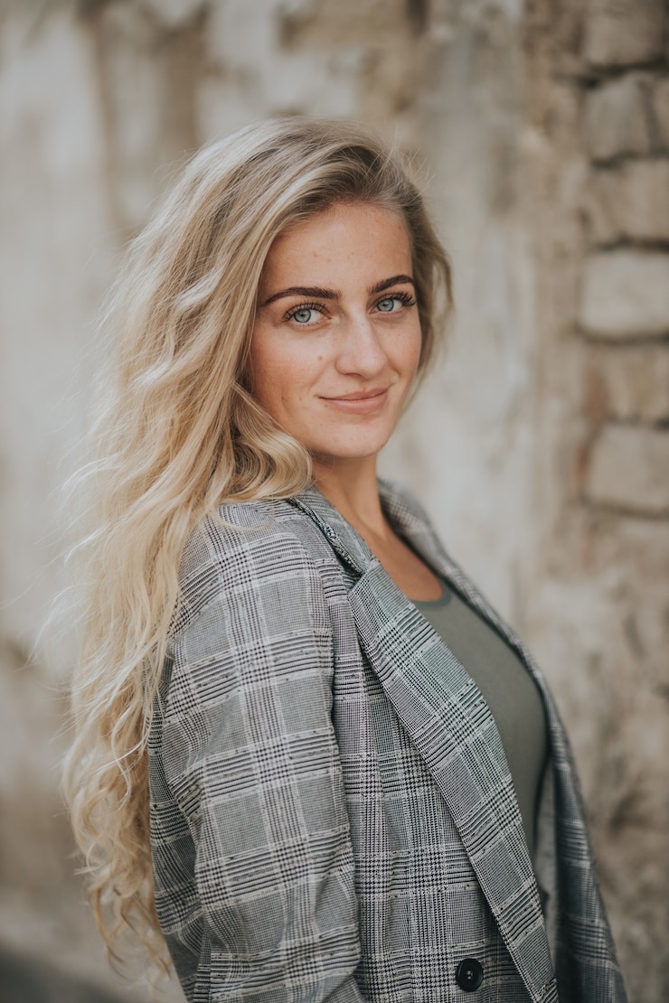 Gratis Foto verticaal schot van mooie glimlachende vrouw buitenshuis