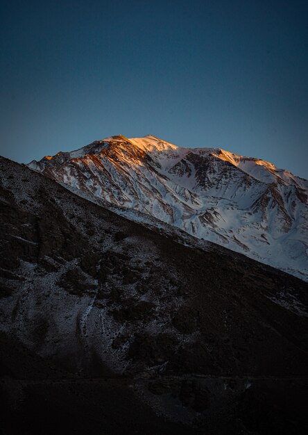 Verticaal schot van prachtige rotsachtige heuvels in Spiti