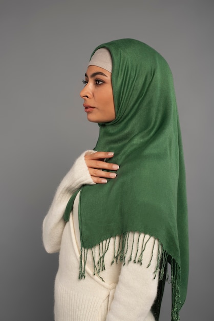 Gratis foto verticaal, van, vrouw, vervelend, hijab, isolated