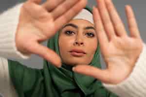 Gratis foto verticaal, van, vrouw, vervelend, hijab, isolated