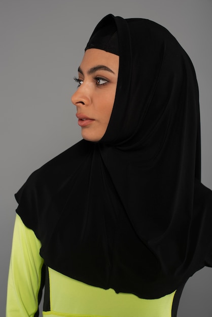 Gratis foto verticaal, van, vrouw, vervelend, hijab, isolated