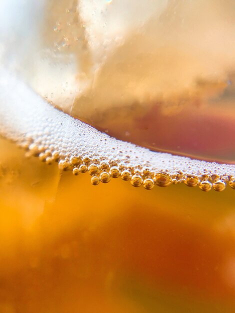 Verticale close-up shot van bier in een glas - perfect voor een koele
