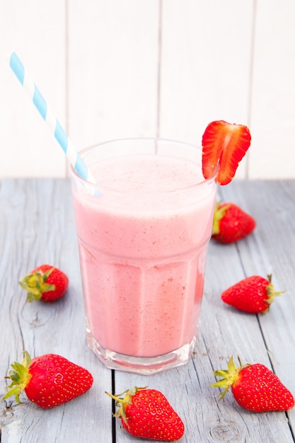 Verticale close-up shot van een aardbei smoothie op tafel