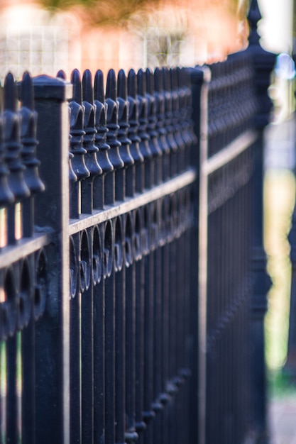 Verticale close-up shot van een metalen hek op een stoep