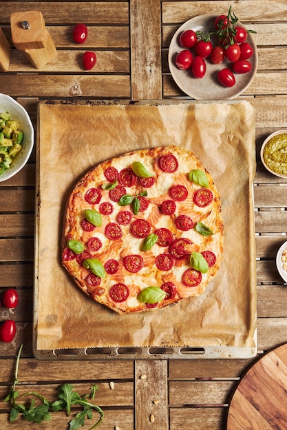 Verticale close-up shot van een pizza met groenten op houten tafel