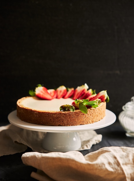 Gratis foto verticale close-up shot van een strawberry cheesecake op een witte plaat