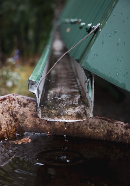 Gratis foto verticale close-up van een dakafvoerpijp