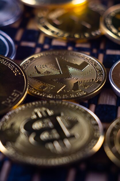 Verticale close-up van veel cryptocurrency-munten