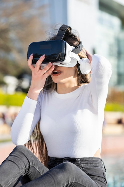Verticale foto van een jonge dame die een VR-set draagt Foto van hoge kwaliteit