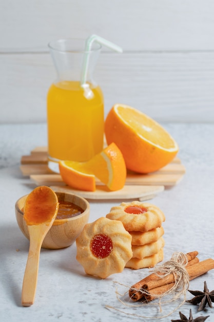 Verticale foto van verse zelfgemaakte koekjes met sinaasappel en jam.