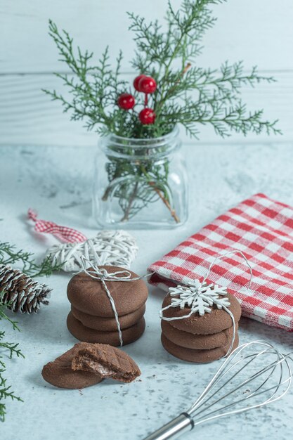 Verticale foto van zelfgemaakte verse koekjes tijdens Kerstmis.