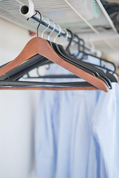 Verticale framekasthanger met idee voor de verkoop van lege hangers