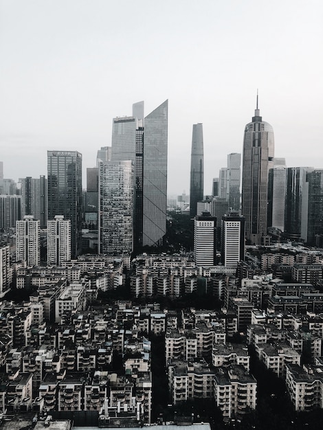 Gratis foto verticale grijswaarden opname van een stedelijk gebied met veel hoogbouw van verschillende vormen