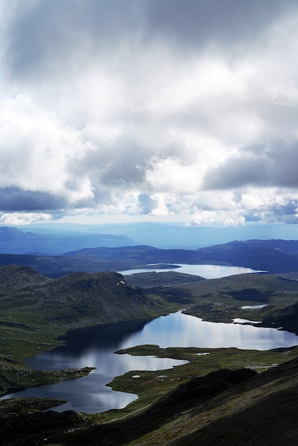 Verticale hoge hoekmening van een landschap met een rivier in de heuvels in tuddal gaustatoppen, noorwegen