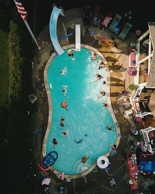 Verticale hoge hoekmening van een zwembad tijdens een feestje onder het zonlicht in de VS.