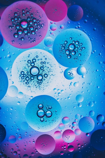 Gratis foto verticale illustratie van esthetische verfrissende paarse en blauwe bubbels