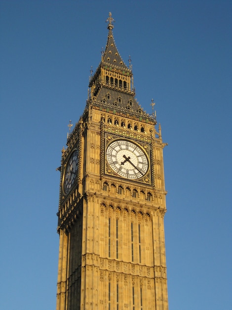 Verticale lage hoek opname van de Big Ben in Londen onder de blauwe lucht