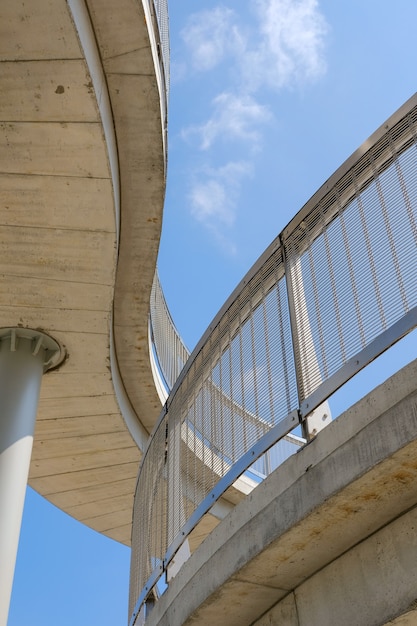 Gratis foto verticale lage hoek opname van modern stenen gebouw op blauwe hemelachtergrond