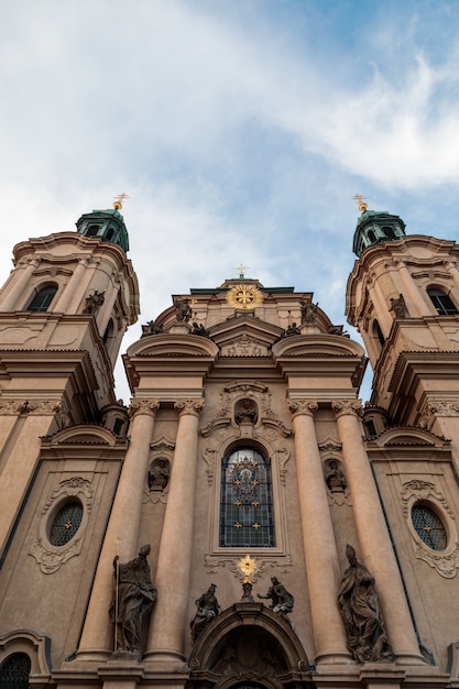 Verticale lage hoek schot van St. Nicholas Church onder de bewolkte hemel in Praag, Tsjechië