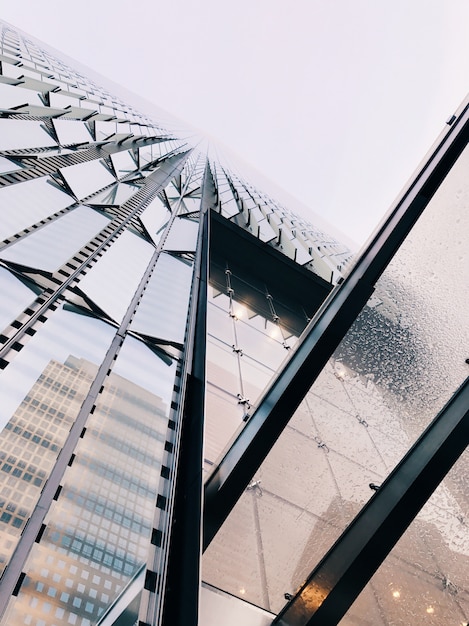 Gratis foto verticale lage hoek shot van een abstracte brutalistische architectonisch gebouw