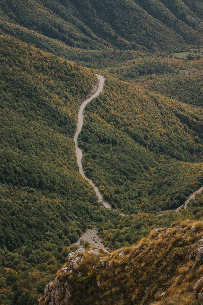 Verticale luchtfoto van een gevaarlijke bergweg door een bos van Vlasic, Bosnië