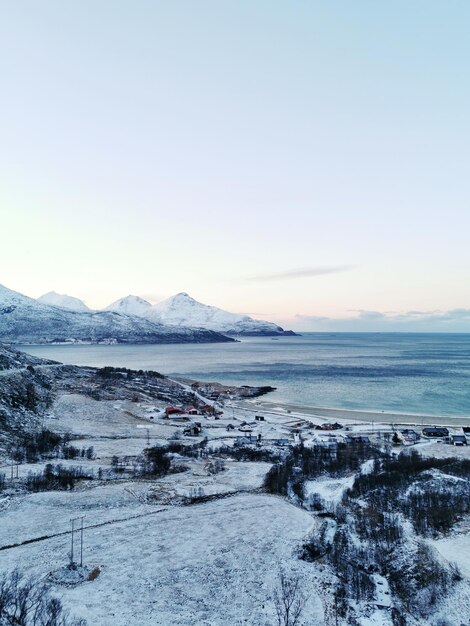 Verticale opname van besneeuwde bergen en landschappen op het eiland Kvaloya in Noorwegen