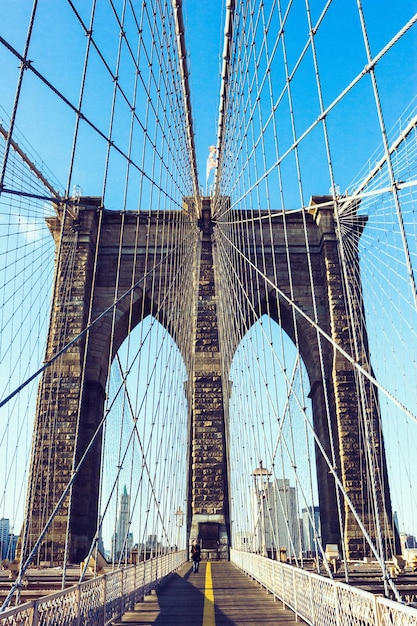 Verticale opname van de beroemde brooklyn bridge overdag in new york city, verenigde staten