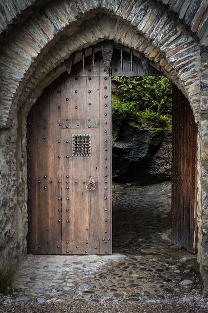 Verticale opname van de houten poort bij de ingang van een prachtig historisch kasteel