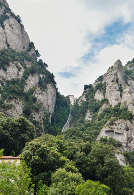 Verticale opname van de Montserrat-kabelbaan in de heuvels, VK