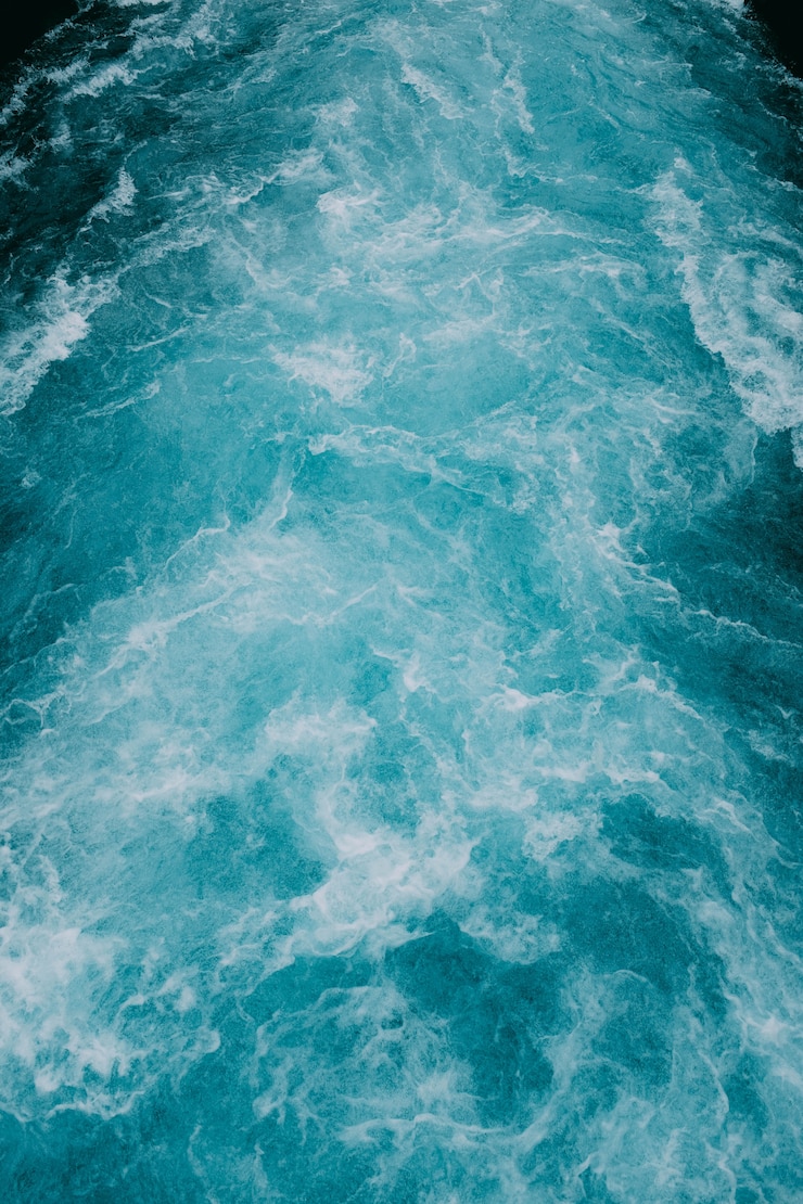 Gratis Foto verticale opname van de schuimige golven van het water in de zee