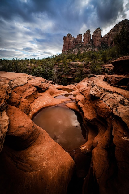 Verticale opname van de Seven Sacred Pools en de Soldier Pass Trail in Sedona, Arizona