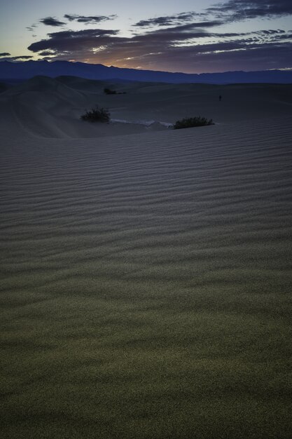 Verticale opname van een adembenemende zonsondergang over het verlaten landschap